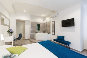 Superior Double Room, 1 Queen Bed, Jetted Tub | Desk, soundproofing, free WiFi, bed sheets