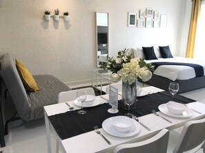 Classic Studio | Living room | Flat-screen TV