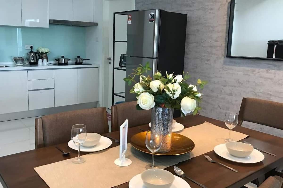 Klassiek appartement, 3 slaapkamers | Privékeuken | Een koelkast met diepvriezer, een microgolfoven, een kookplaat