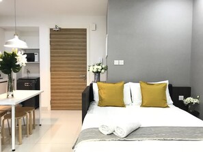 Estúdio clássico, vista para o mar | Ferros/tábuas de passar roupa, Wi-Fi de cortesia, roupa de cama