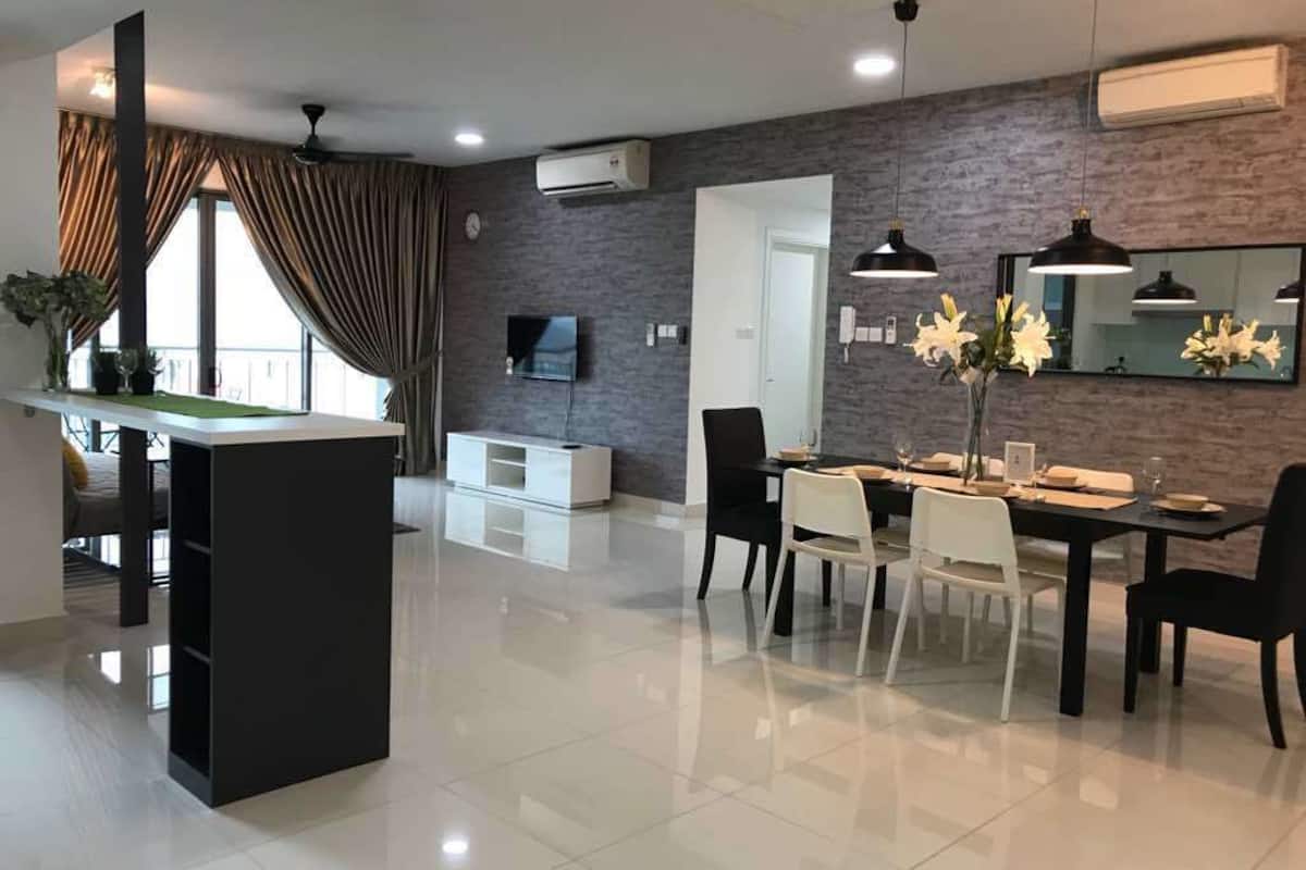 Klassiek appartement, 3 slaapkamers, uitzicht op zee | Woonruimte | Flatscreentelevisie