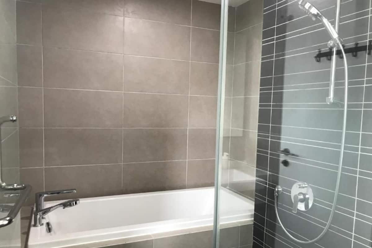 Een douche, gratis toiletartikelen, handdoeken