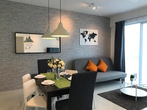 Departamento clásico, 2 habitaciones | Área de sala de estar | Televisión de pantalla plana 