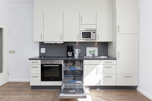 Kühlschrank, Mikrowelle, Ofen, Geschirrspüler