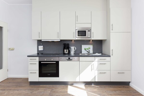 Kühlschrank, Mikrowelle, Ofen, Geschirrspüler