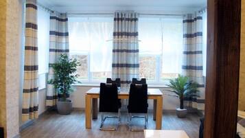 Comfort Apartment, 1 Bedroom, Non Smoking, Park View (III) | In-room dining