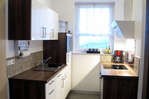 Comfort-Apartment, 1 Schlafzimmer, Nichtraucher, Parkblick (III) | Eigene Küche | Kühlschrank, Mikrowelle, Ofen, Herdplatte