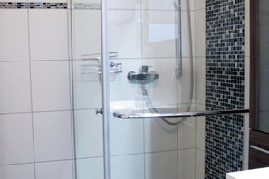 Comfort Apartment, 1 Bedroom, Non Smoking, Park View (III) | Bathroom | Shower, rainfall showerhead, hair dryer, slippers - Ferienwohnungen Villa Waldblick (Zempin)