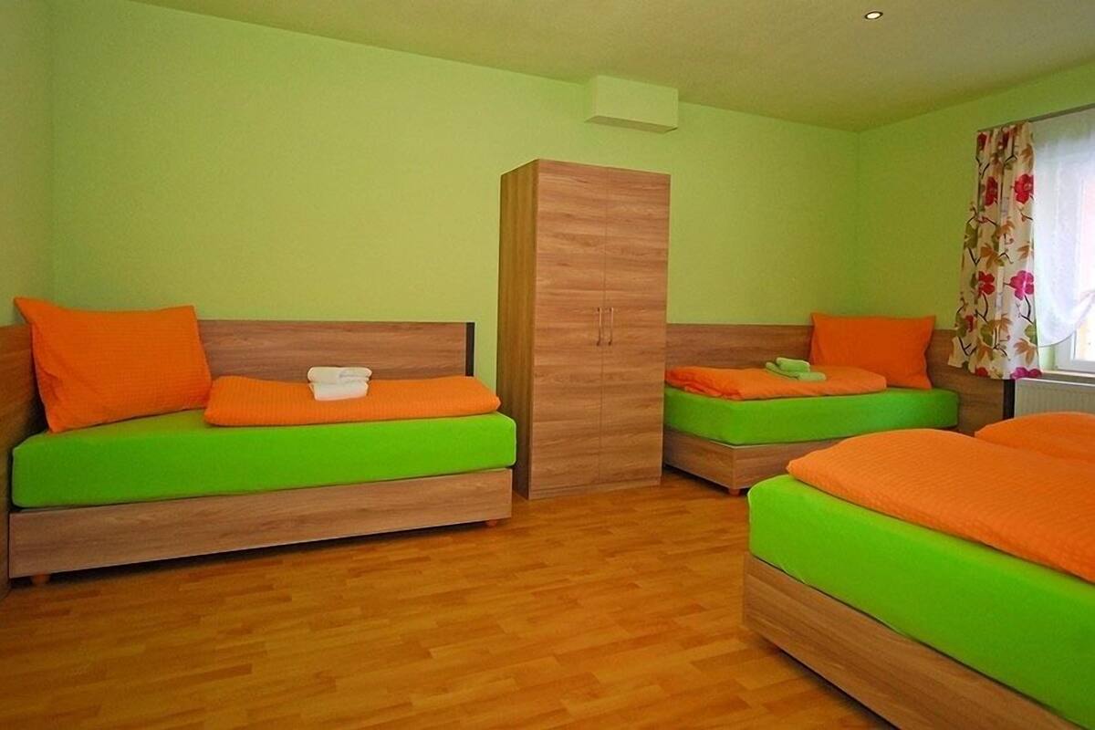 Habitación familiar | 1 habitación, escritorio, cortinas blackout y camas extra