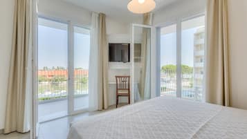 1 bedroom, in-room safe, desk, blackout curtains