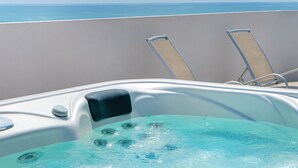 A hot tub with two lounge chairs and a view of the ocean. - Hotel Ambassador (Caorle)