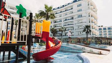 2 piscines couvertes, 2 piscines extérieures, parasols de plage