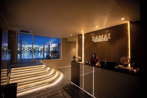 Un sauna, una bañera de hidromasaje, baño turco, baño turco/hammam