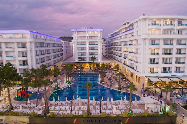 Voorkant accommodatie - avond/nacht