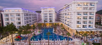 Grand Blue FAFA Resort & Spa
