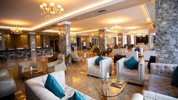 3 bars/lounges, een poolbar, een strandbar