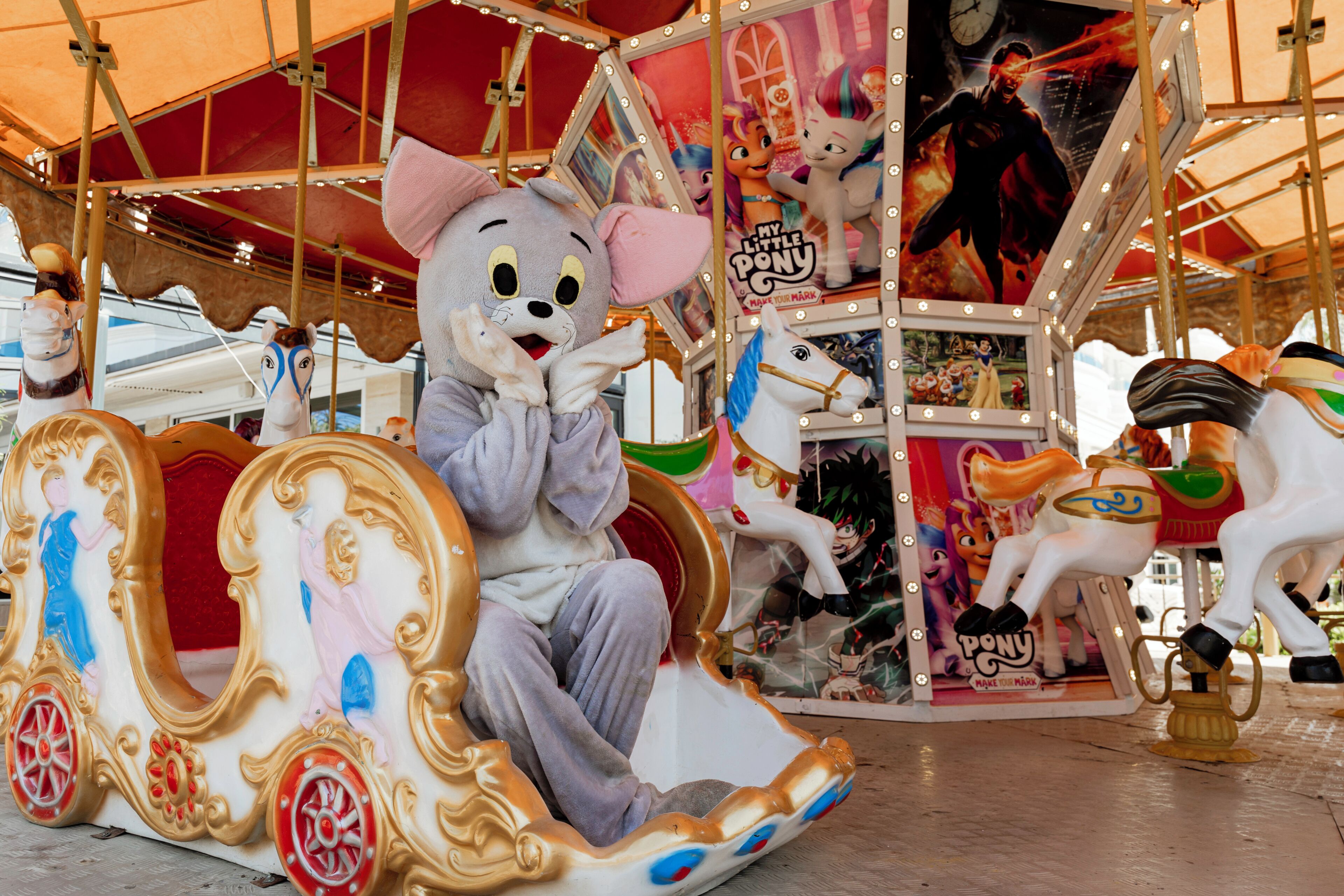 Una giostra con un personaggio di Topolino, vari pony My Little Pony e principesse Disney.