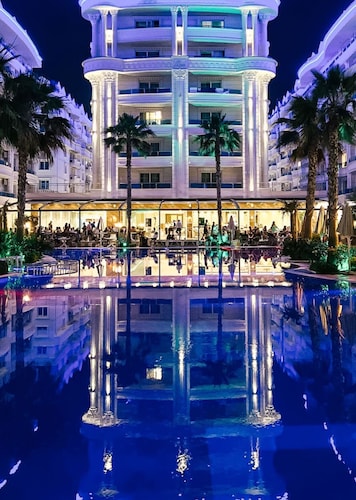 Grand Blue FAFA Resort & Spa