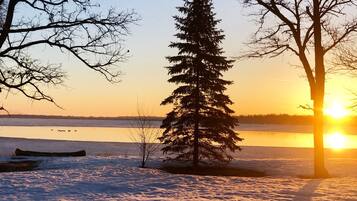 Sur la plage, chaise longue