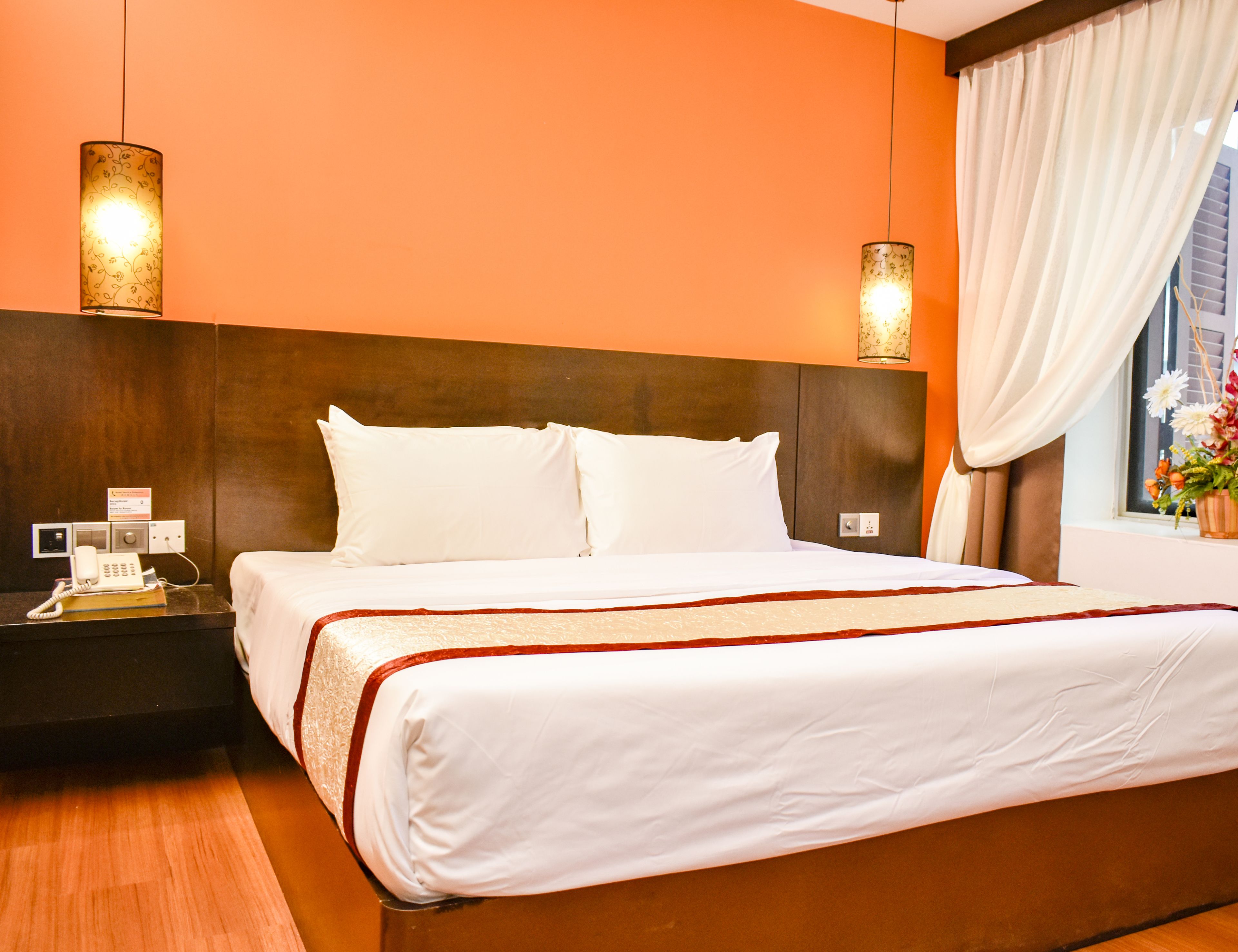 Executive Suite | Desk, blackout drapes, soundproofing, iron/ironing board