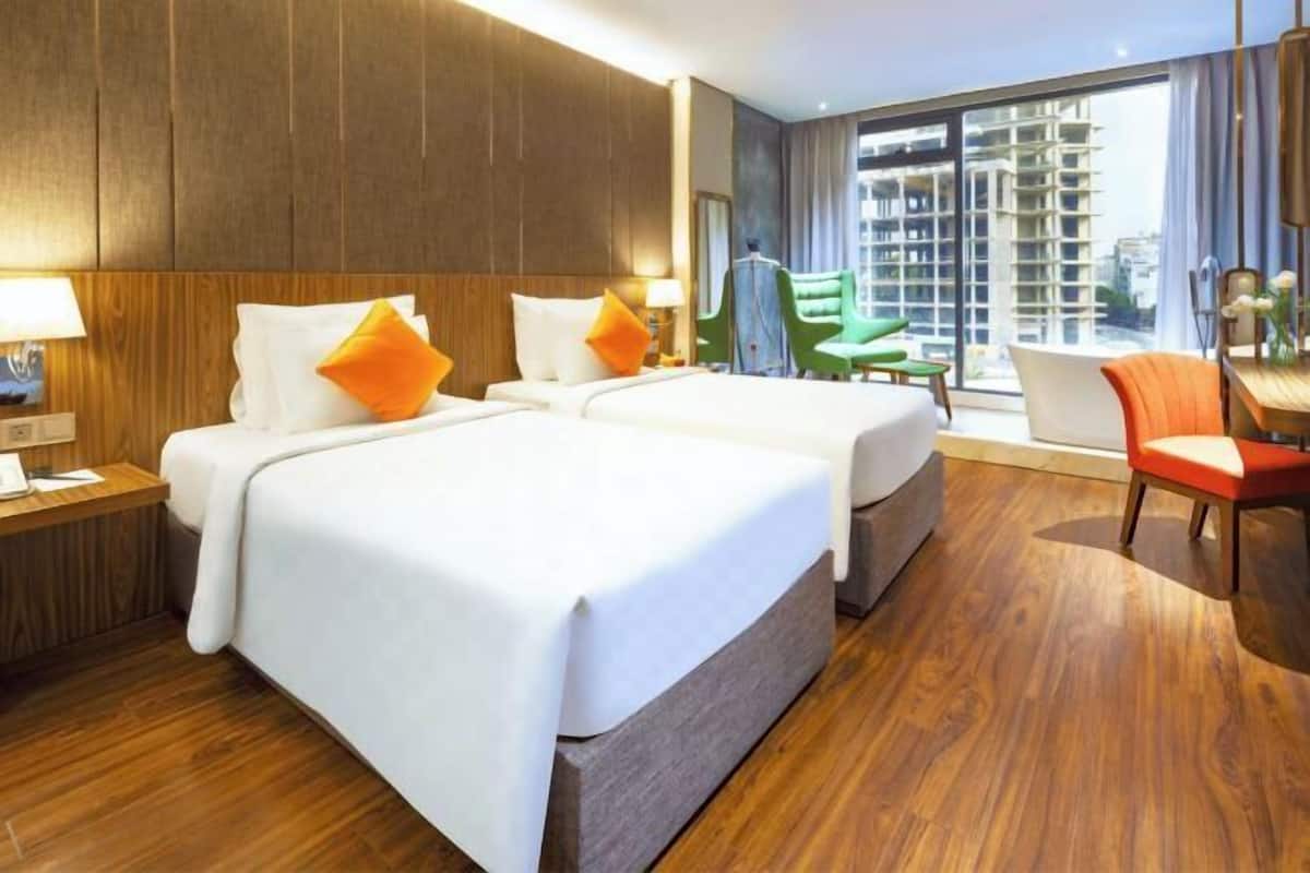 2 bedrooms, premium bedding, free minibar, in-room safe