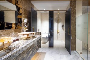 Suite Signature, 2 chambres, vue ville | Salle de bain | Douche hydromassante, articles de toilette de luxe, sèche-cheveux