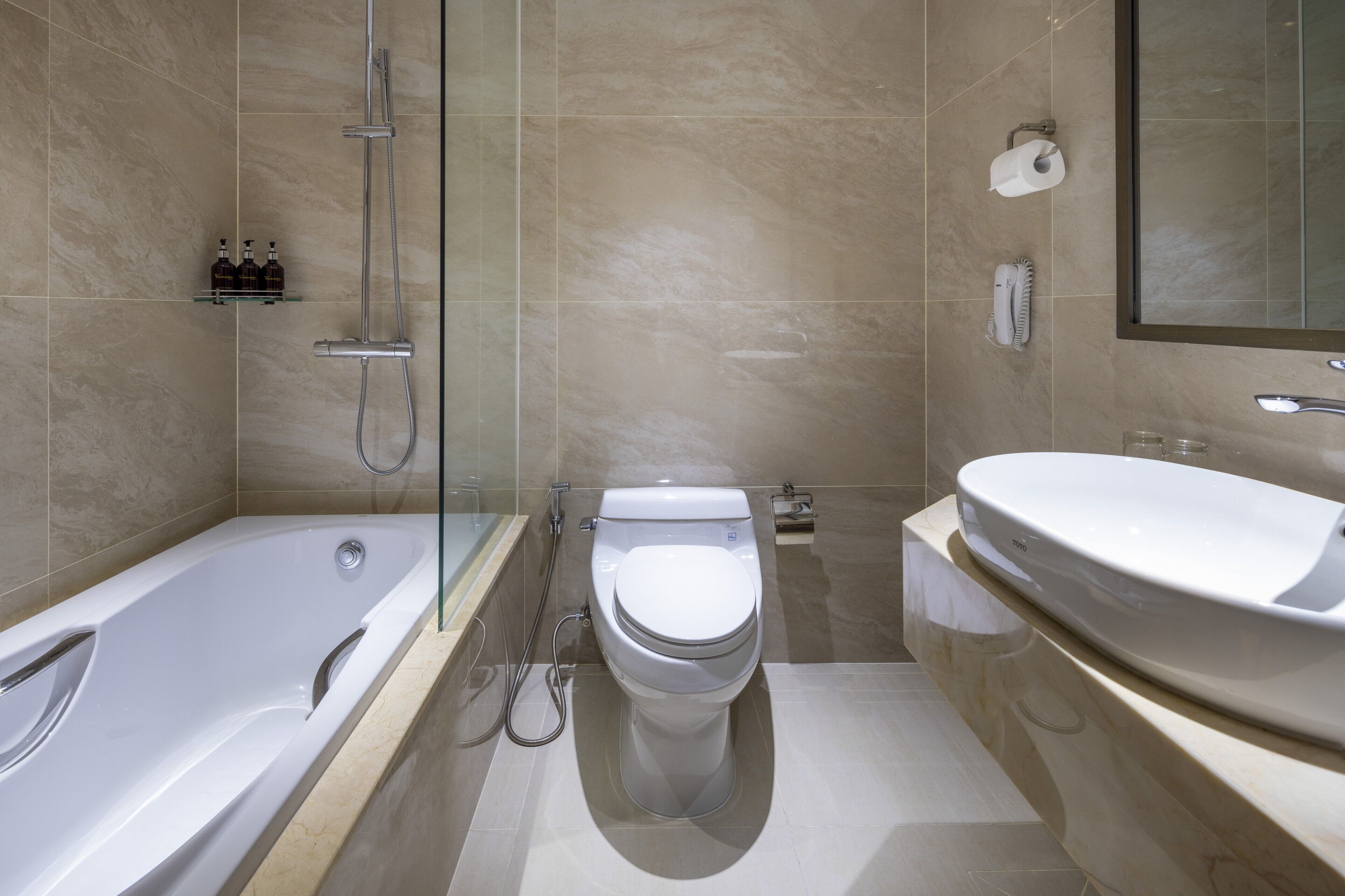Une salle de bain moderne avec une baignoire, des toilettes et un lavabo.