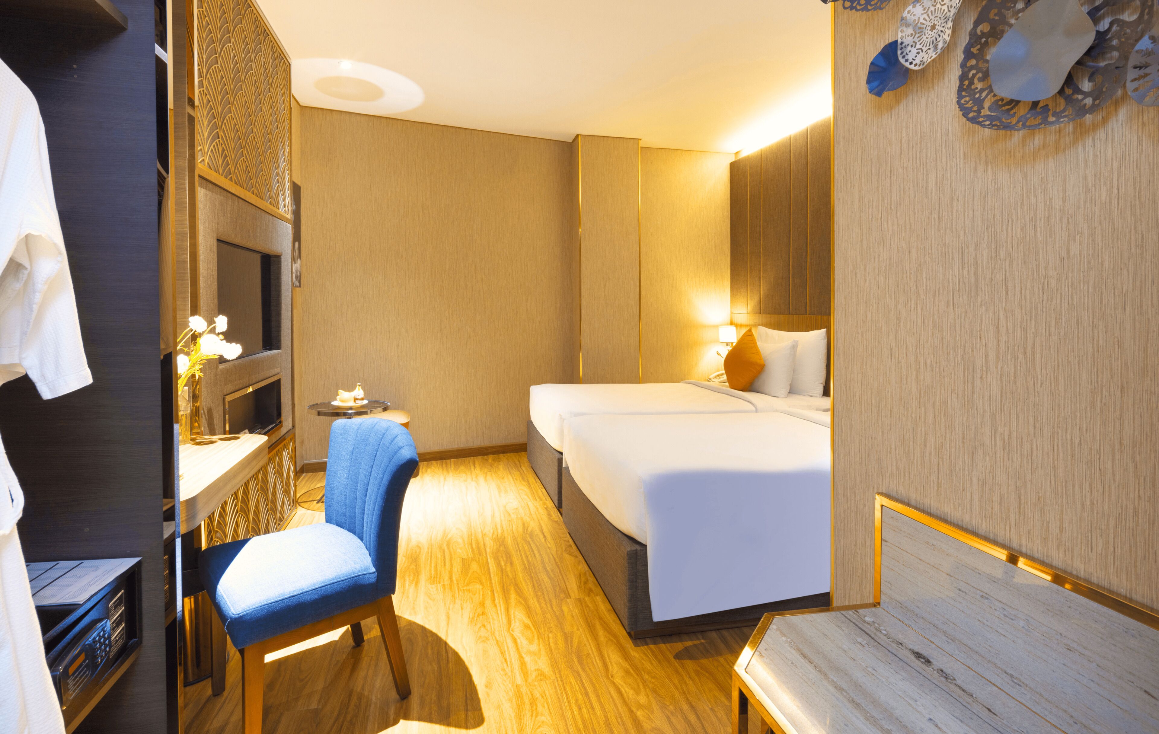 Une chambre d’hôtel équipée d’un lit, d’un bureau, d’une chaise et d’un téléviseur.