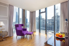 2 bedrooms, premium bedding, free minibar, in-room safe