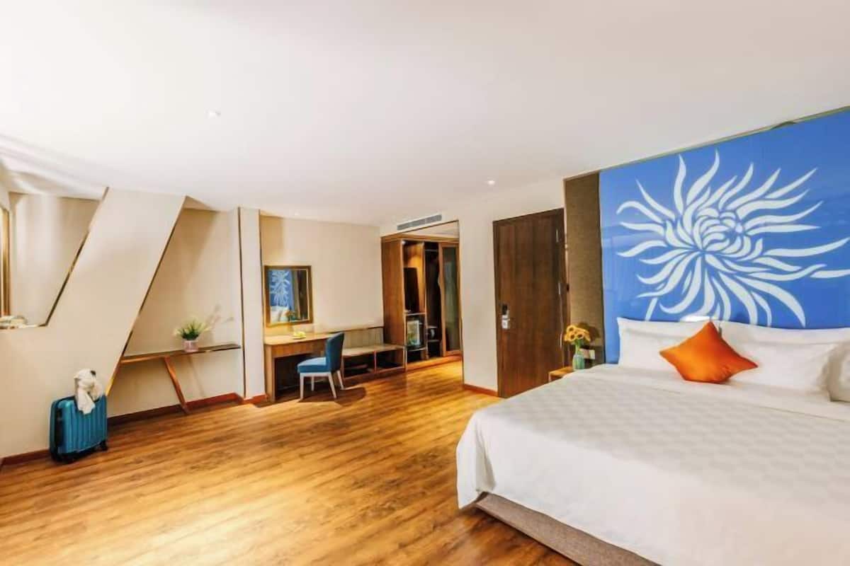 2 bedrooms, premium bedding, free minibar, in-room safe