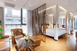 Suite, Stadtblick | Hochwertige Bettwaren, kostenlose Minibar, Zimmersafe, Schreibtisch