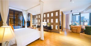 2 bedrooms, premium bedding, free minibar, in-room safe