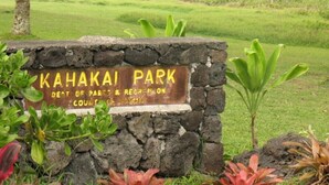 Señal para el Parque Kahakai, Departamento de Parques y Recreación, Condado de Maui.