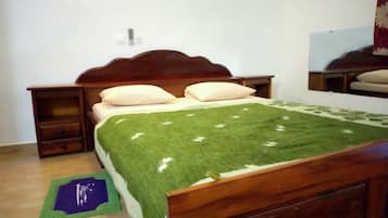 Habitación estándar, 1 cama de matrimonio | Ropa de cama de alta calidad y escritorio