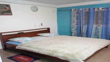 Ropa de cama de alta calidad y escritorio