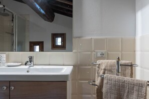 ฝักบัว, ไดร์เป่าผม, โถสุขภัณฑ์แบบบิเดท์