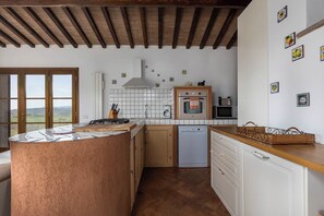 Villa | Private kitchen | Fridge, microwave, oven, stovetop - Villa Montegemoli (Pomarance)