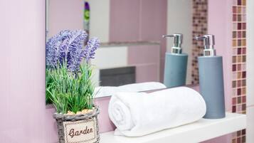 Appartement, 1 slaapkamer | Badkamer | Een douche, gratis toiletartikelen, een haardroger, handdoeken