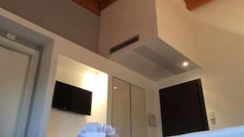 Minibar, escritorio, cortinas blackout y wifi gratis