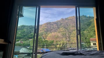 Deluxe Room with Balcony | Cortinas blackout, wifi gratis y ropa de cama