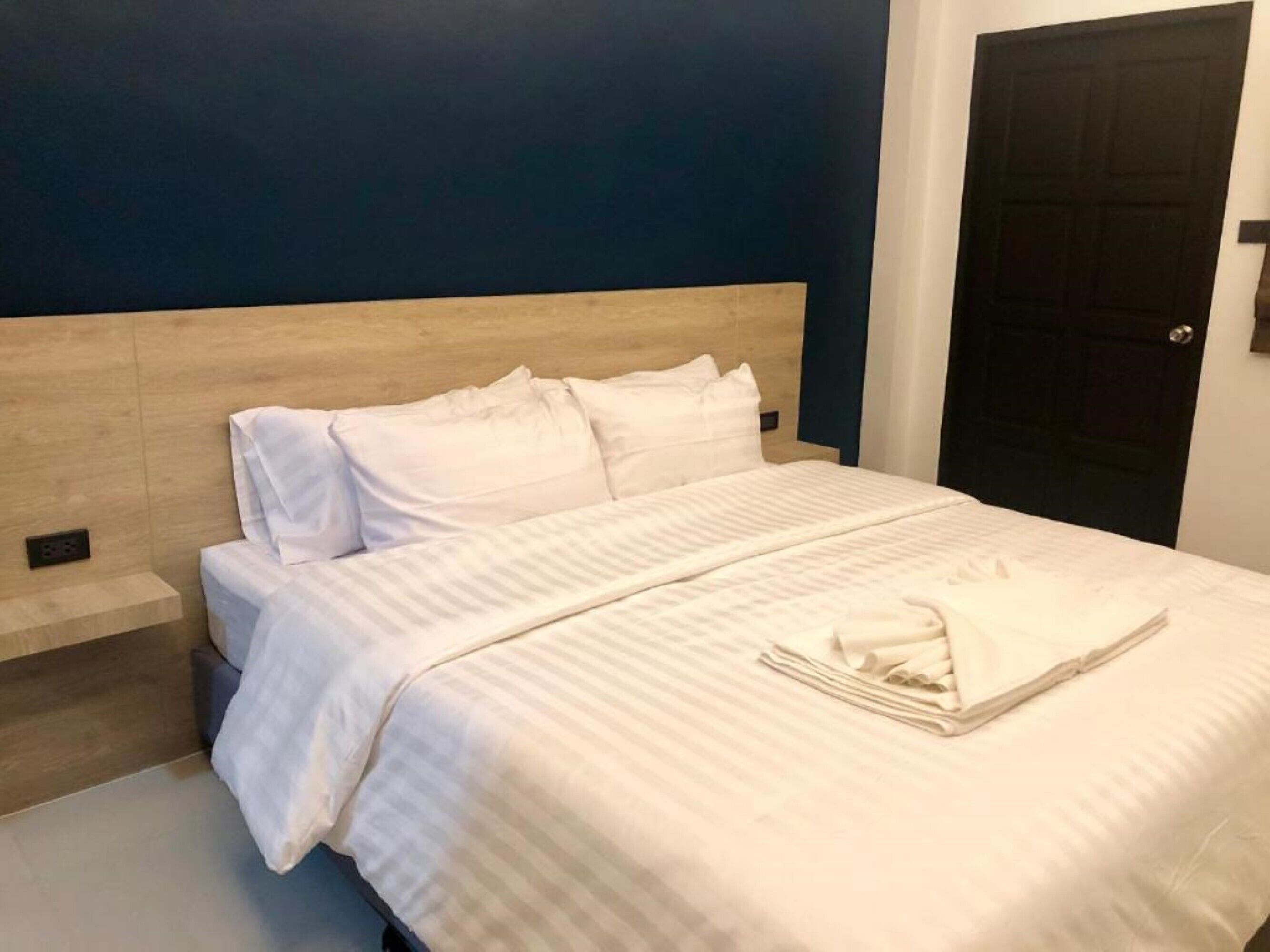 Cortinas blackout, wifi gratis y ropa de cama 