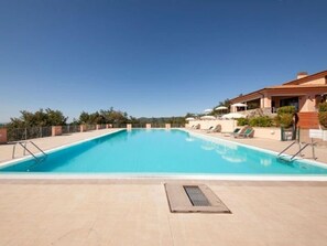Piscina stagionale all'aperto, ombrelloni da piscina, lettini