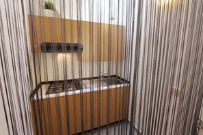 Apartamento, 1 habitación (5 pax) | Cocina básica privada | Frigorífico, placa de cocina y utensilios de cocina