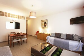 Apartamento, 1 habitación (3 pax) | Zona de estar | Una televisión de pantalla plana