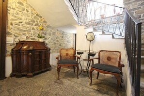 Coin salon dans le hall