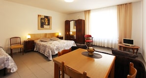A hotel room with a bed, a desk, a chair, a television, and a mirror. - Logicasa Lake in Como (Como)