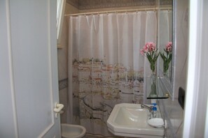 Villa, 3 Bedrooms | Bathroom | Shower, bidet - Villa Sara (Alliste)