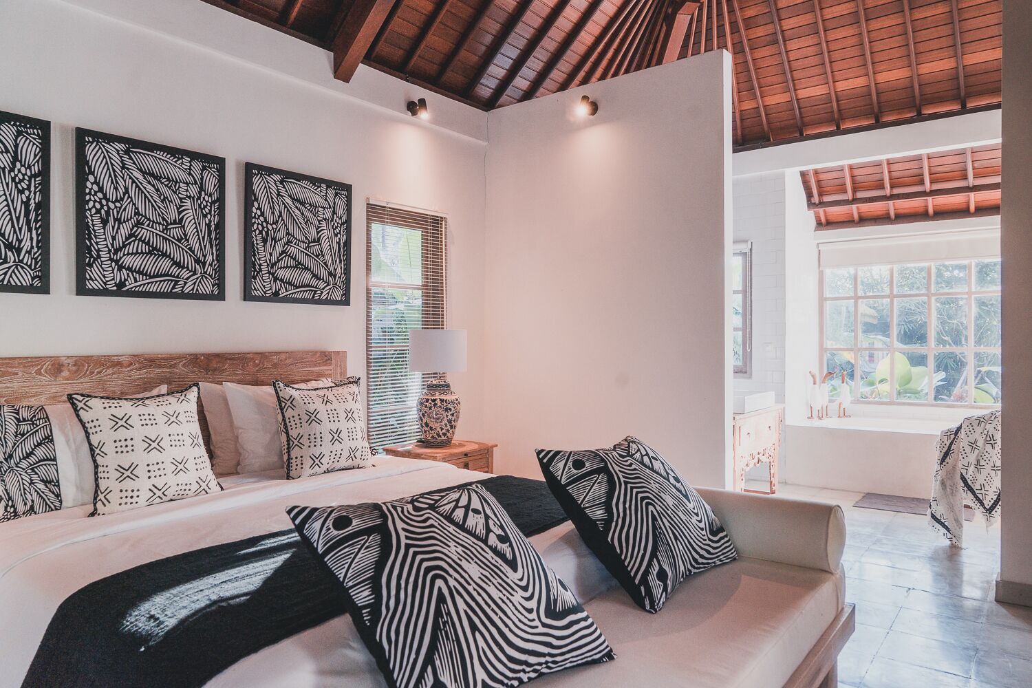 1 soveværelse, pengeskab på værelset, skrivebord, strygejern/strygebræt