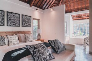 1 slaapkamer, een kluis op de kamer, een bureau