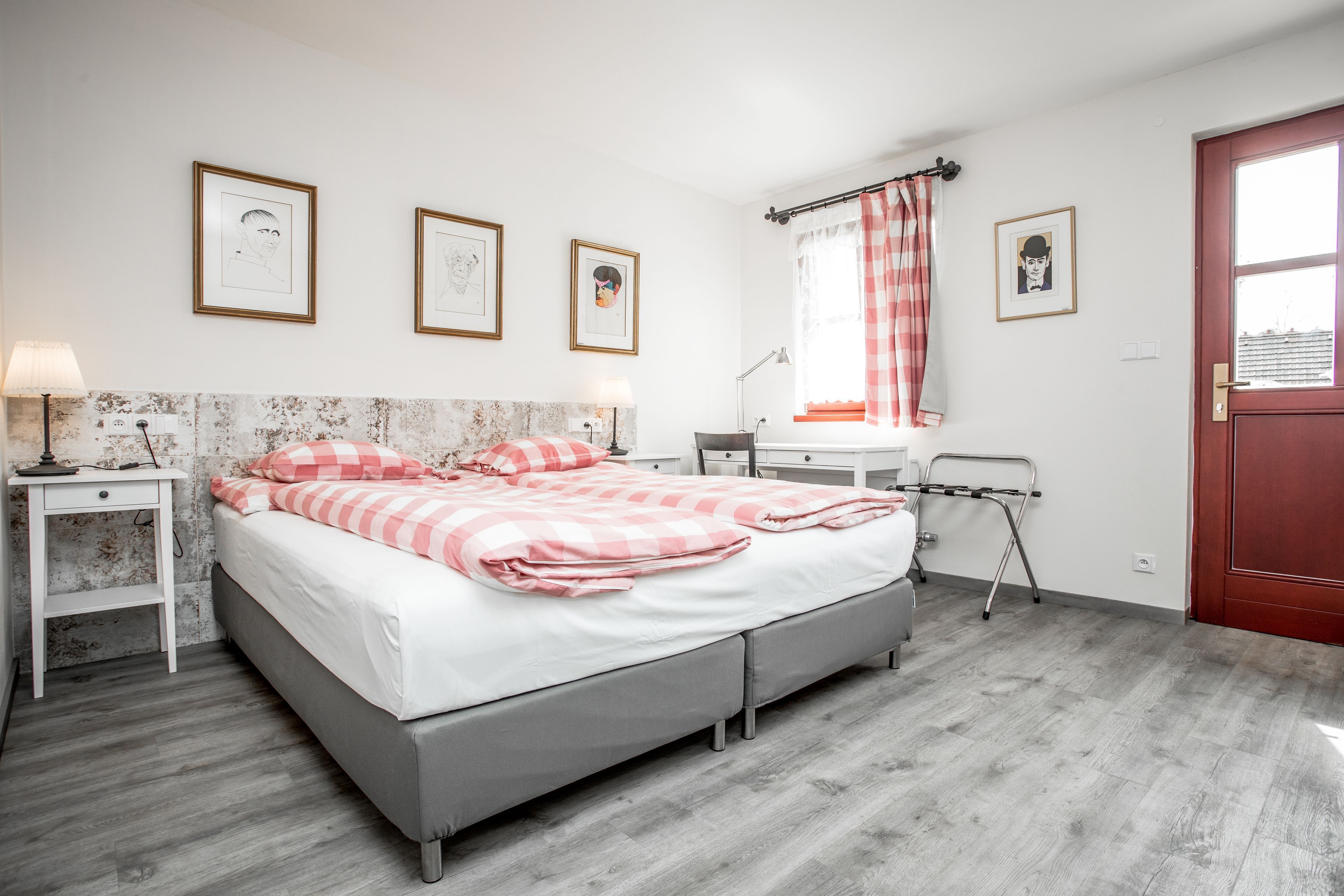 Cortinas blackout, insonorización, camas extra y wifi gratis 